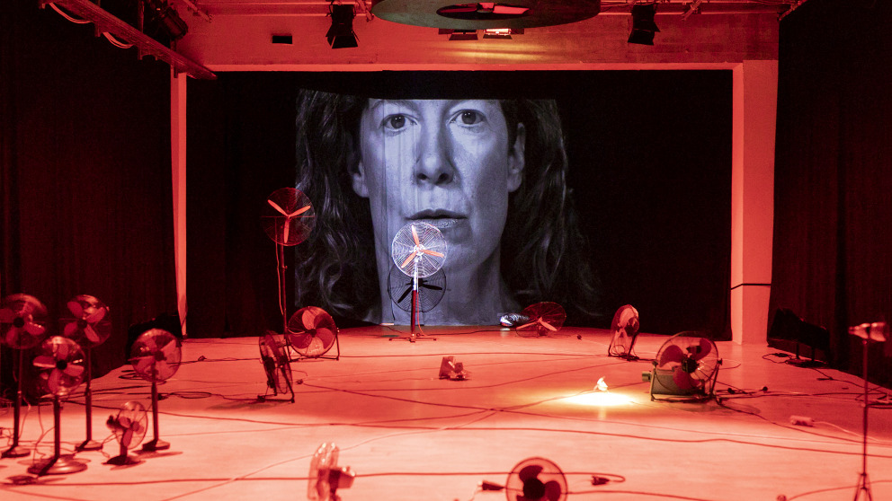 Ein unfassbar anschwellender Wind und die Stimmen von Dürre- und Sturmbetroffenen bevölkern den Theaterraum.
